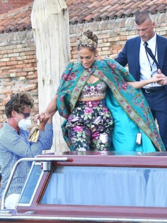 Cennifer Lopezin geyimi gündəm oldu - FOTOLAR